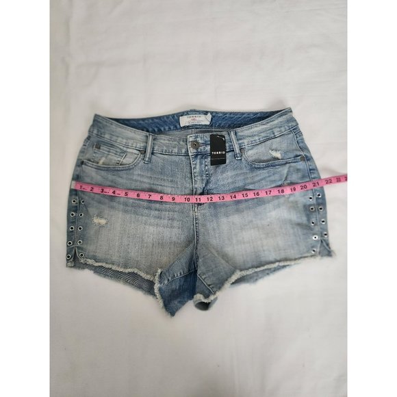 TORRID Denim Women's Light Wash Blue Cut-Off Denim Shorts Size 16 - Picture 8 of 9
